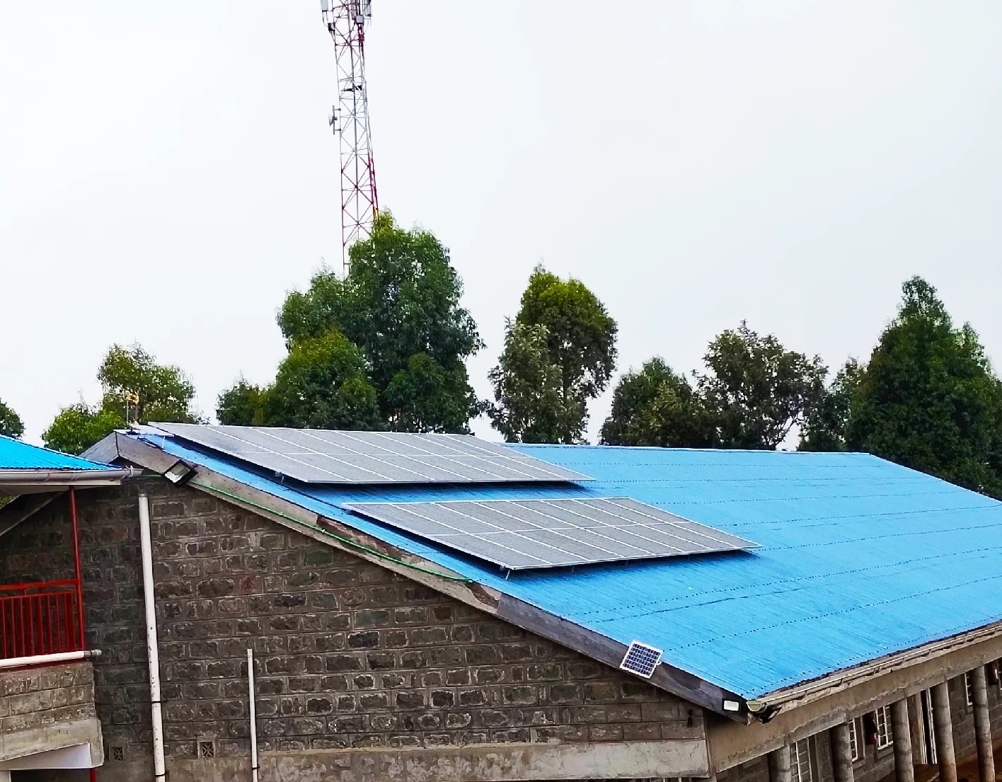 Solaranlage auf dem Dach des Chongewa Health Center
