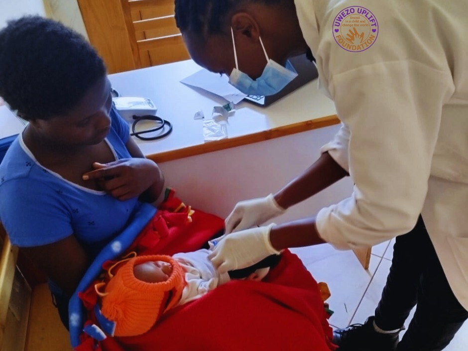 Untersuchung eines neugeborenen Baby