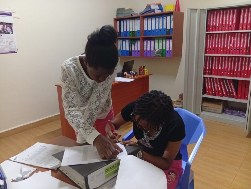 Praktikantin arbeitet im Büro