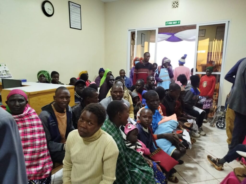 Menschen im Wartebereich des Health Center