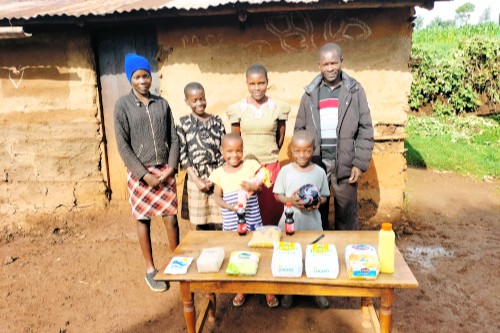 Eine Familie freut sich über eine Lebensmittelspende.