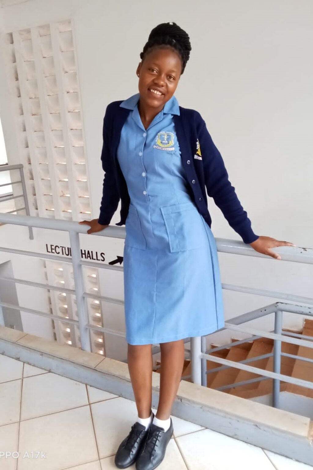 Junge Frau, die dank Patenschaft und Stipendium Krankenschwester werden konnte