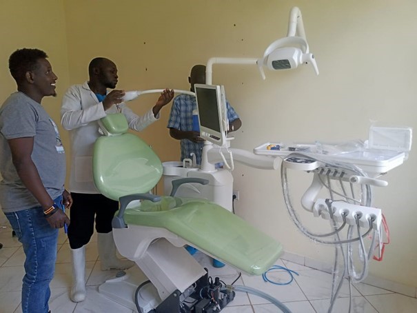 Neuer Zahnarztstuhl, ermöglicht über ein Spendenprojekt